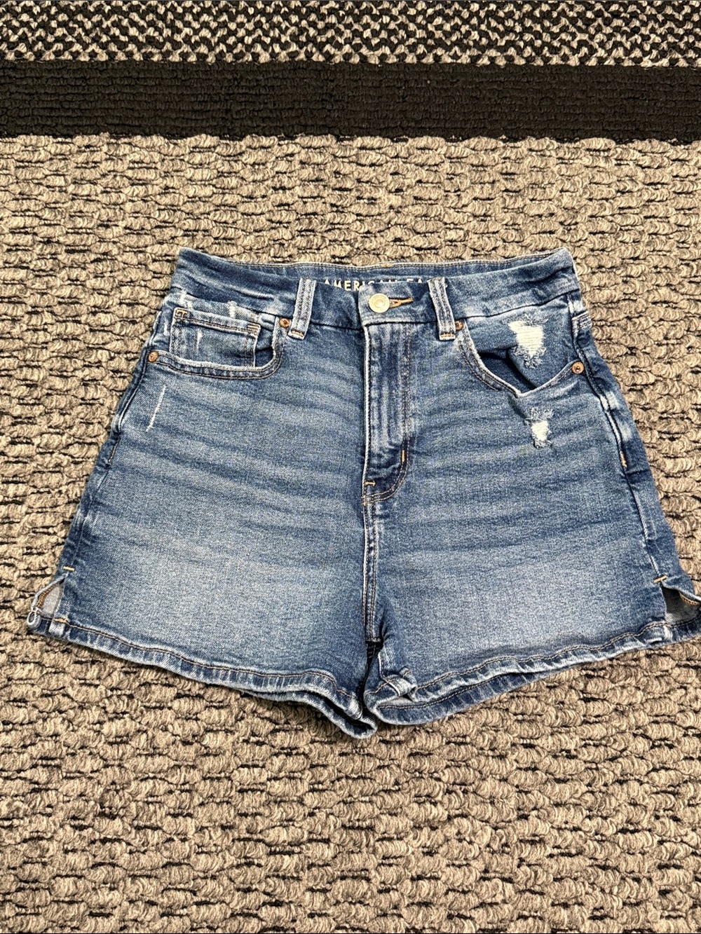 American Eagle Curvy Mom Shorts Womens Sz 2 High Rise Distressed Stretch Denim